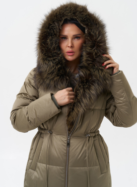 Женский пуховик с отделкой из меха чернобурки