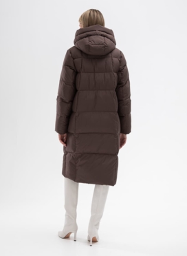 Женский пуховик коричневого цвета с капюшоном