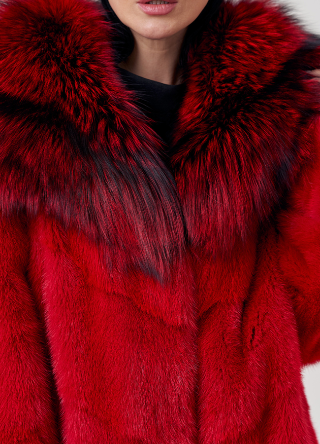 Шуба из норки с капюшоном  красного цвета  модель № 23838 в рассрочку