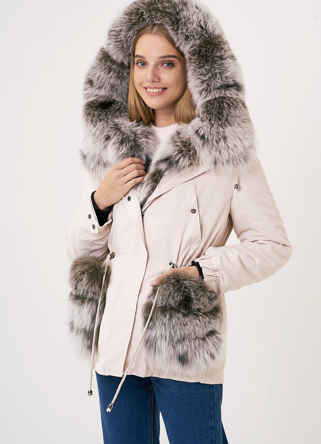 Белая укороченная парка с капюшоном модель № 18948 меха малина