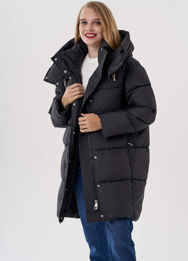 Женский пуховик черного цвета с капюшоном  модель № 82041 в рассрочку