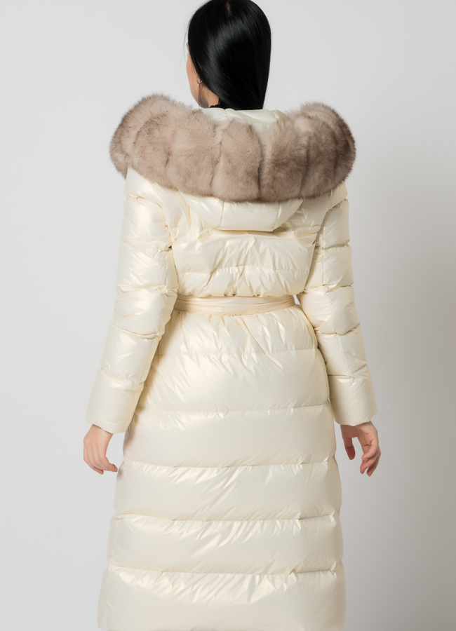 Белый пуховик с мехом  модель № 2192 в кредит