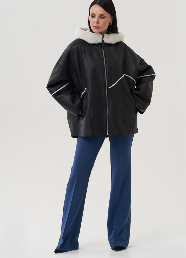 Короткая дубленка черного цвета с капюшоном модель № 25292 меха малина