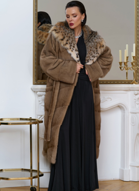 Женская шуба из меха норки с капюшоном из меха рыси