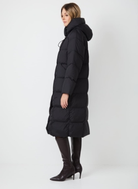 Женский пуховик черного цвета с капюшоном