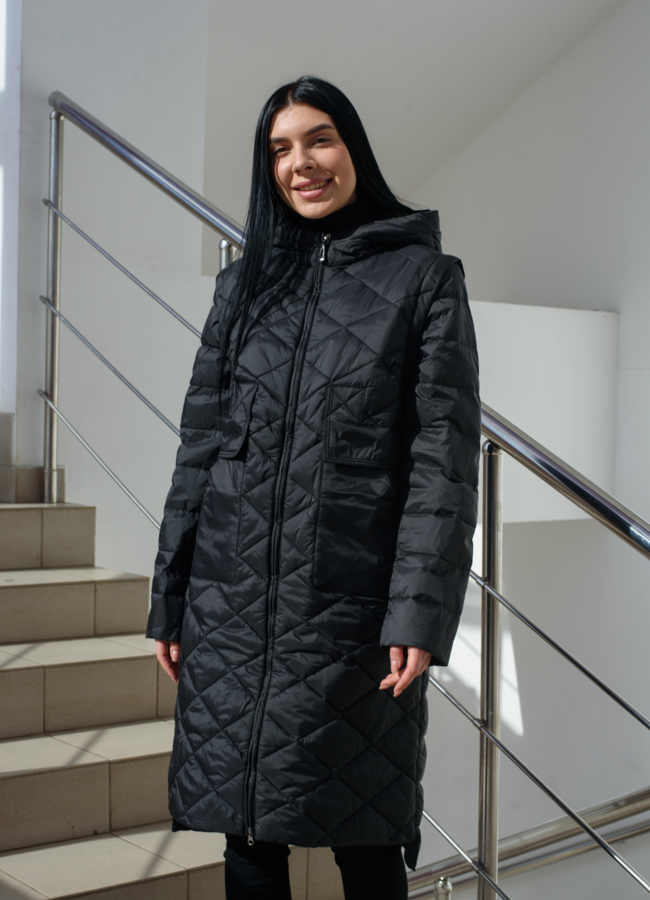 фото Женский плащ черного цвета с капюшоном  модель № 22581