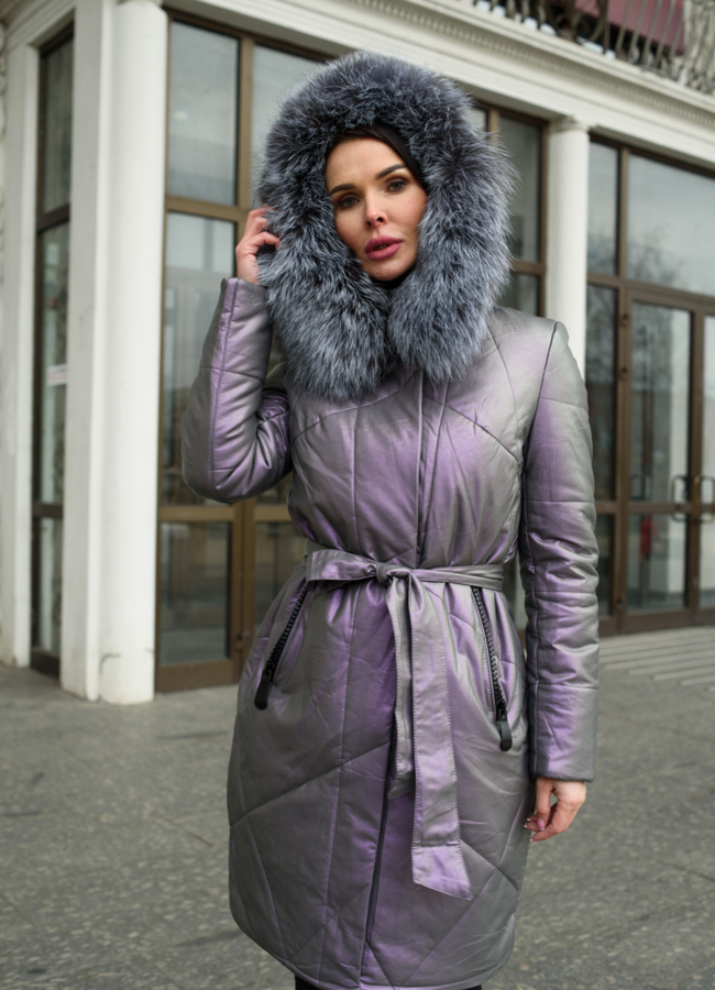 Пуховик из эко кожи фиолетового цвета с капюшоном модель № 18953 в кредит