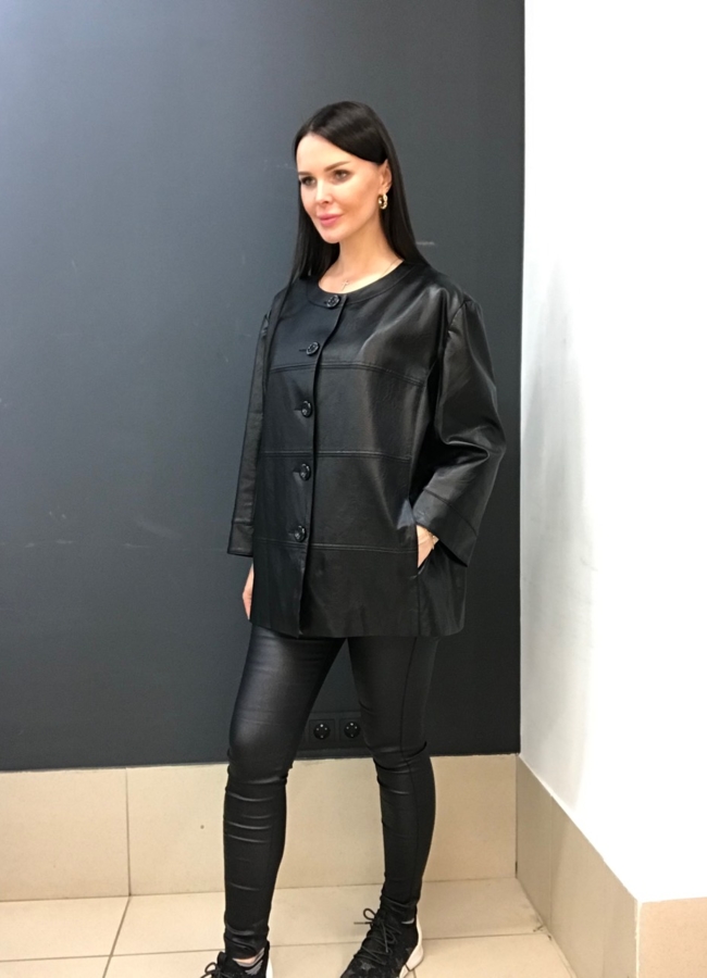 Куртка из эко кожи черного цвета модель № 1701 меха малина