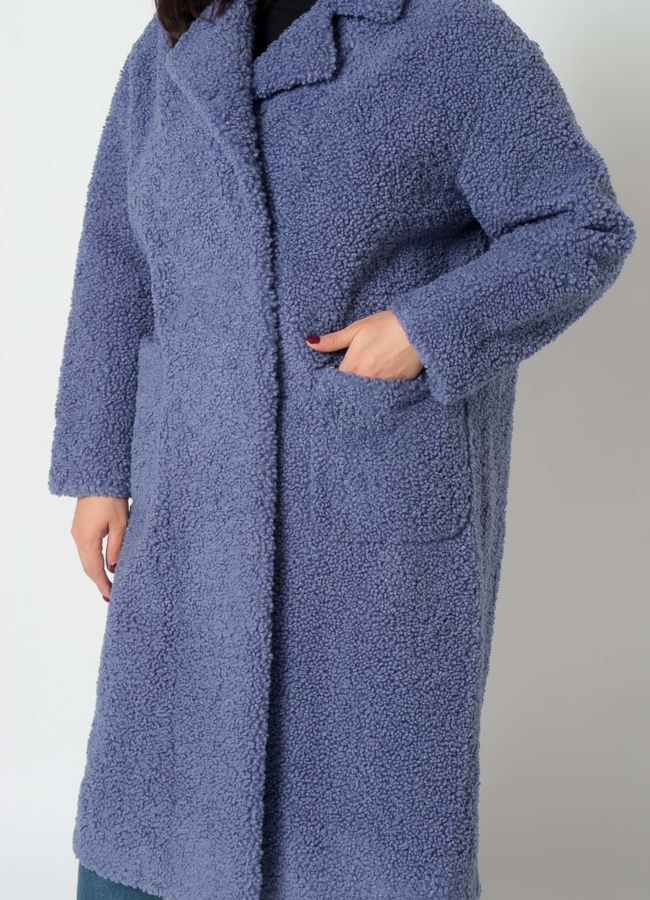 Пальто из эко меха синего цвета с английским воротником модель № 19434 в рассрочку