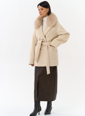 Женское утепленное пальто с отделкой из меха песца