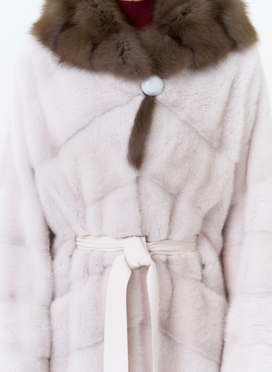 Белая шуба из меха норки с капюшоном из меха куницы