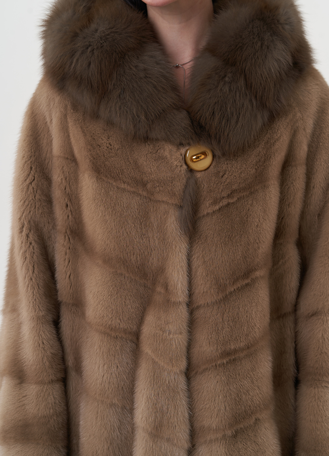 Норковая шуба с капюшоном из меха куницы модель № 26637 универмаг малина