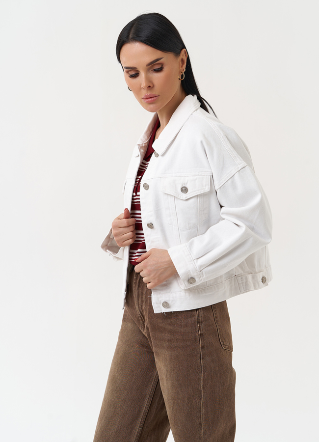 Женская джинсовая куртка белого цвета модель № 30436 в рассрочку