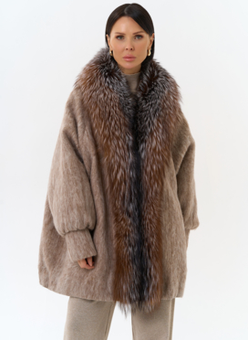 Женский удлиненный пуховик с отделкой из меха чернобурки