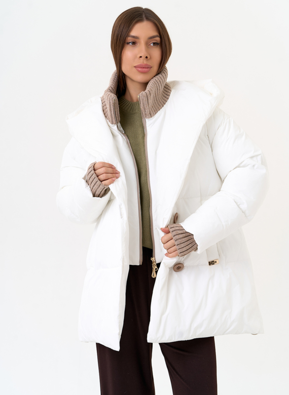 Женский пуховик белого цвета с капюшоном