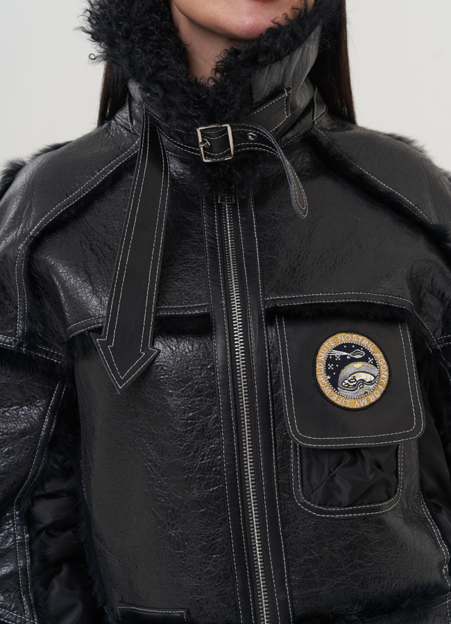 Куртка черного цвета с меховой отделкой  модель № 25748 универмаг малина