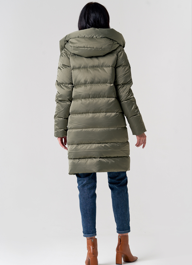 Женский пуховик зеленого цвета с капюшоном модель № 21572 в кредит