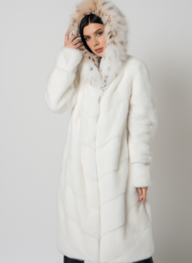 Белая шуба из норки с рысью