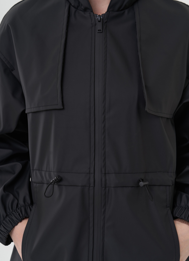 Плащ черного цвета с капюшоном модель № 26800 универмаг малина