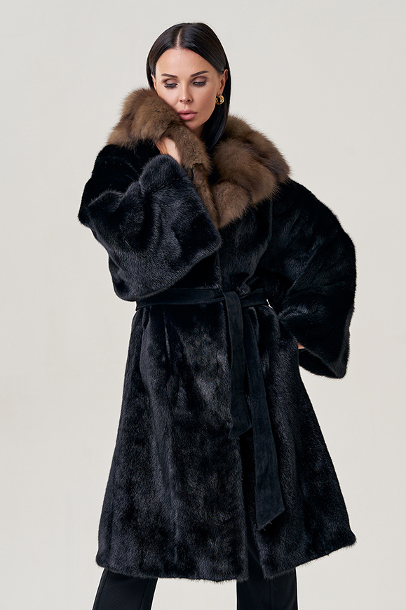 Женская шуба с капюшоном из куницы модель № 23096 универмаг малина