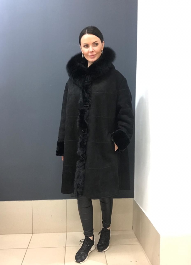 Удлиненная дубленка из эко замши черного цвета модель № A-08 меха малина