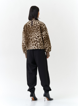 Женское укороченное пальто с анималистическим принтом