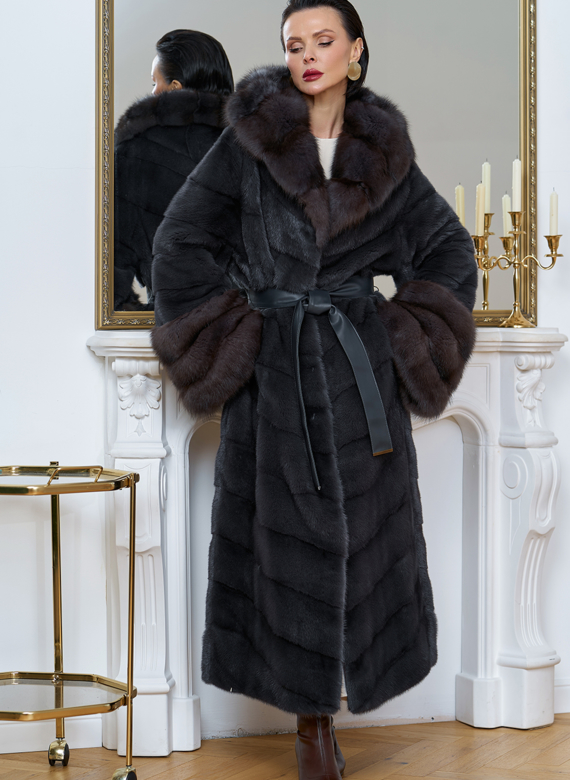 Длинная шуба из меха норки с отделкой из меха куницы