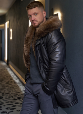 Пуховик из натуральной кожи с мехом енота