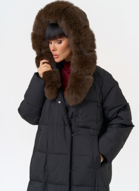 Женский пуховик черного цвета с капюшоном из меха песца