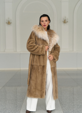 Женская шуба из меха норки с капюшоном из меха рыси