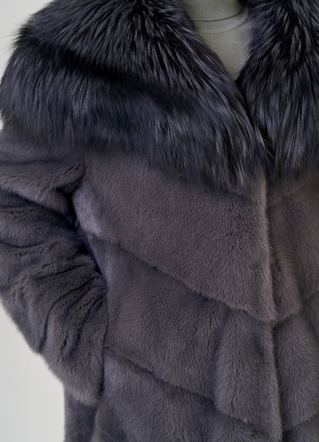 Шуба из норки с капюшоном из чернобурки модель № 77908 в рассрочку