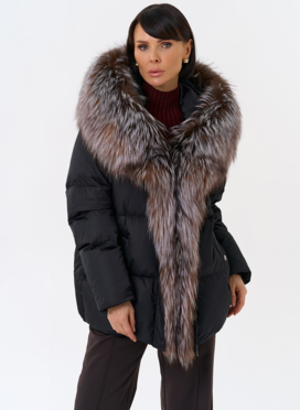 Женский пуховик с отделкой из меха блюфрост