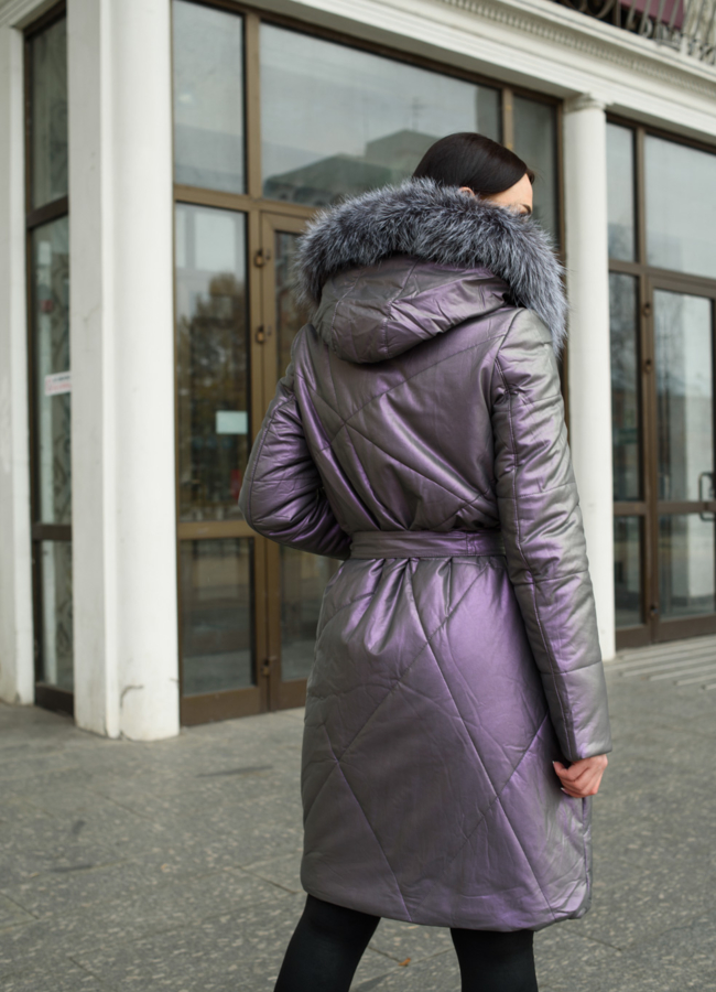 фото Пуховик из эко кожи фиолетового цвета с капюшоном модель № 18953