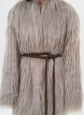 Женская шуба из эко меха с декоративным поясом Женская шуба из эко меха с декоративным поясом