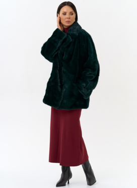 Шуба из меха норки с английским воротником в зеленом цвете