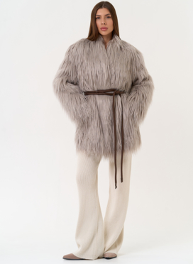 Женская шуба из эко меха с декоративным поясом Женская шуба из эко меха с декоративным поясом