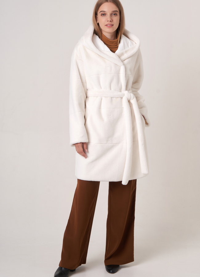 Белая искусственная шуба с капюшоном модель № 17962 меха малина