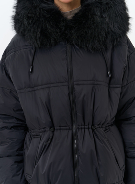 Женский пуховик с отделкой из искусственного меха