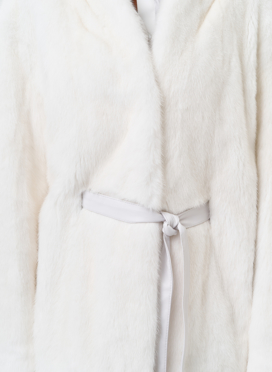 Короткая шуба из норки белого цвета