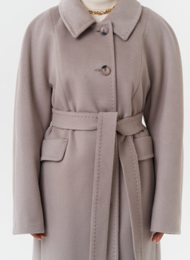 Светлое пальто с поясом