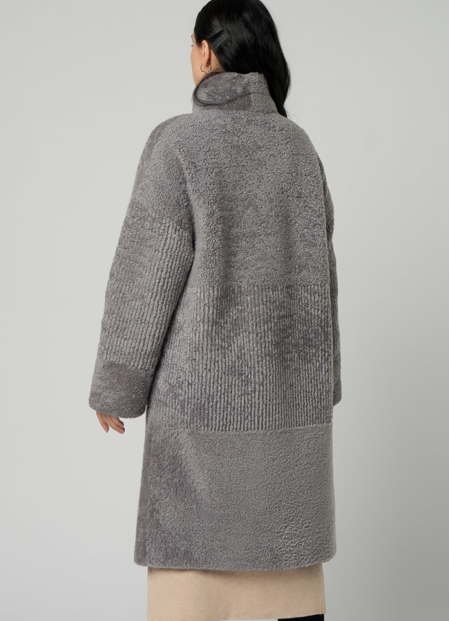 Шуба из овчины в сером цвете с воротником стойкой модель № 21981 в кредит