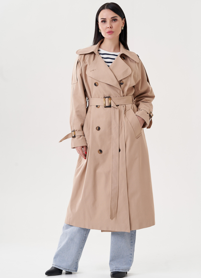 Плащ женский бежевого цвета с поясом   модель № 24475 меха малина