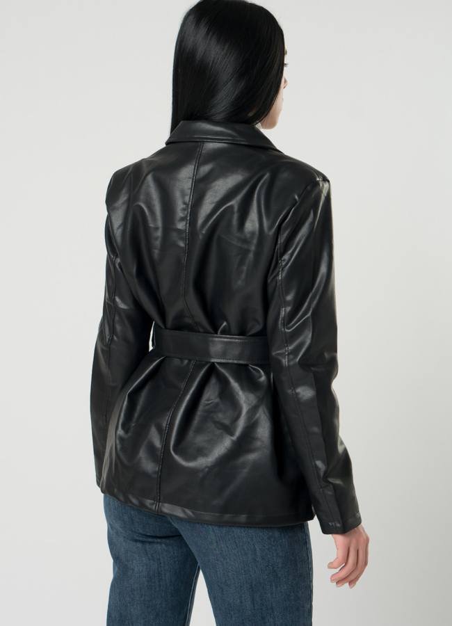 Женский пиджак черного цвета с поясом из эко кожи модель № 22408 в кредит