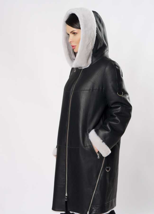 Дубленка черного цвета на молнии с капюшоном модель № 22192 универмаг малина