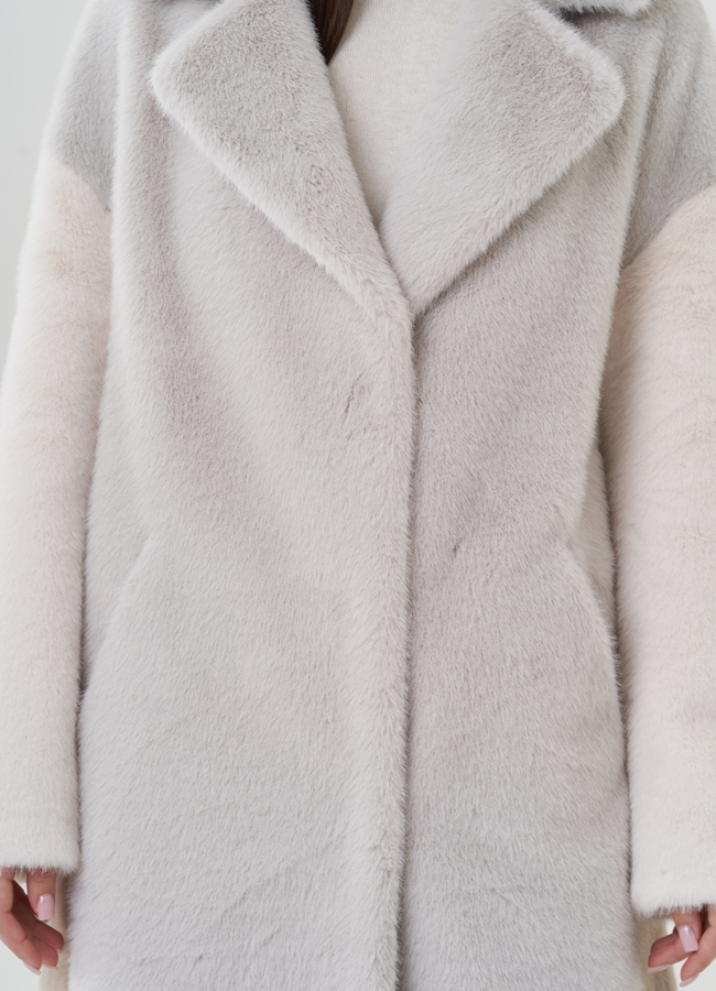 Женское пальто из эко меха в светлых тонах  модель № 25739 в кредит