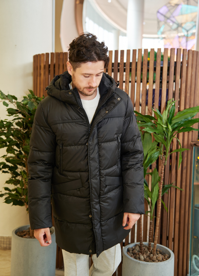 фото Пуховик мужской черного цвета с капюшоном  модель № 79149