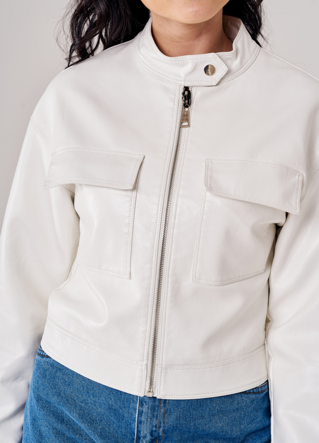 Женская куртка из эко кожи белого цвета модель № 20750 универмаг малина