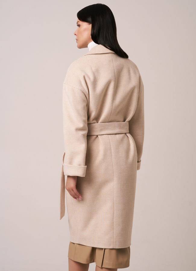 Пальто бежевого цвета с английским воротником на поясе модель № 050 универмаг малина