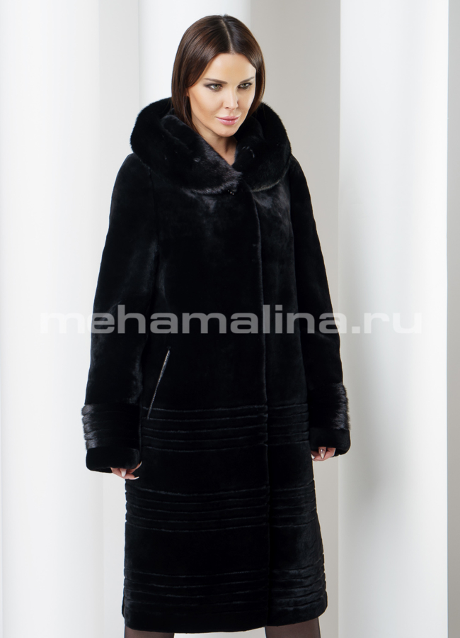 Шуба черного цвета с капюшоном модель № S-562/1 меха малина