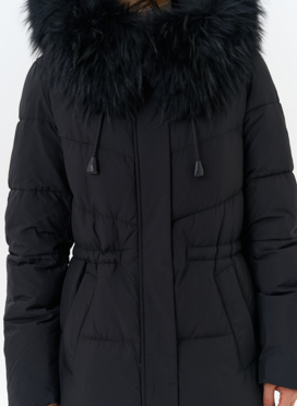 Женский пуховик с капюшоном из меха чернобурки